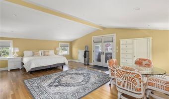 3 Oak St, Middletown, RI 02842