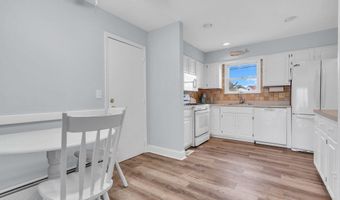 3 Drake Dr, Bayville, NJ 08721