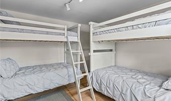 8 Woodsia Rd, Narragansett, RI 02874