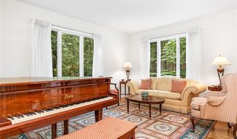 60 Pheasant Dr, East Greenwich, RI 02818
