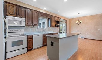 923 W WINDTREE Dr, Appleton, WI 54914