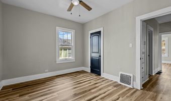 110 W Locust St, Aurora, MO 65605