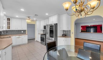 496 Apple Valley Dr, Belford, NJ 07718