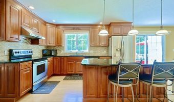 8 Pilgrim Rd, Ashland, MA 01721