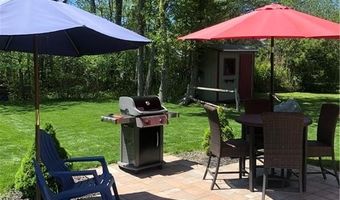15 Deangelis Dr, Narragansett, RI 02882
