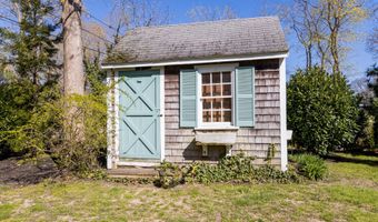 16 Emmons Rd, Falmouth, MA 02540