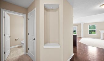 587 Surrey Dr, Aurora, OH 44202