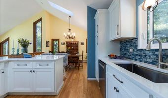 8 Robin Dr, North Kingstown, RI 02852