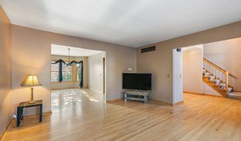 2051 Carlisle St, Algonquin, IL 60102