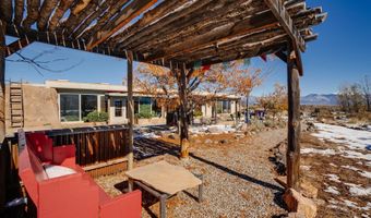 18 Outlander Dr, Carson, NM 87517