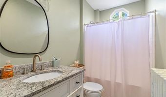 4 Findlay Pl, Newport, RI 02840