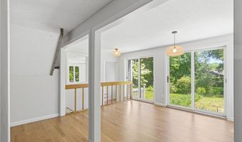 32 Briarwood Rd, Lincoln, RI 02865