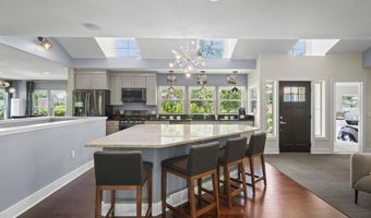 10 Roxbury Rd, Madison, WI 53704