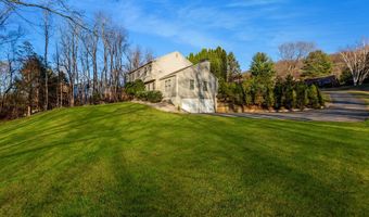 8 Phoebee Ln, Brookfield, CT 06804