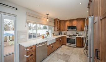 704 Woodrun Dr, Ballwin, MO 63021