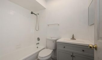 537 Treetop Village Dr, Ballwin, MO 63021