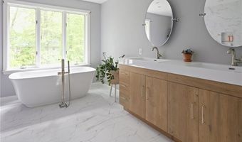 125 Fernwood Dr, East Greenwich, RI 02818