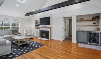 18 Hawk Dr, Bedford, NH 03110