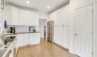 8 Dolphin Point Dr, Beaufort, SC 29907