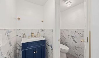 20 Algonquin Cir, Airmont, NY 10952