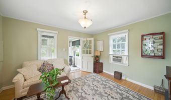 29 Park Ave, Belford, NJ 07718
