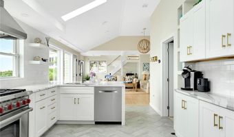 10 Calef Ave, Narragansett, RI 02882
