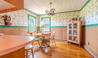 8 Spruce Ave, Middletown, RI 02842