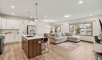 1001 S Moonlight Cir, Brandon, SD 57005