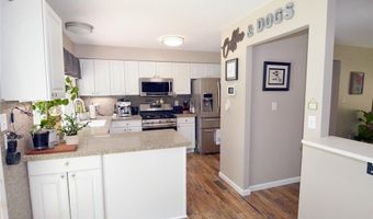 872 Village Brook Ct, Ballwin, MO 63021