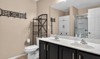 812 Whispering Village Cir, Ballwin, MO 63021