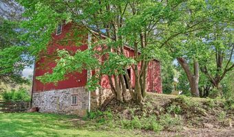 8893 LONGSWAMP Rd, Alburtis, PA 18011