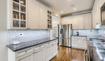 28 Crestview Ln 28, Danbury, CT 06810