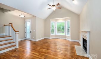 17 Bohemian Ln, Asheville, NC 28805