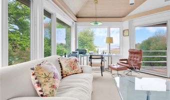 275 Boston Neck Rd, Narragansett, RI 02882