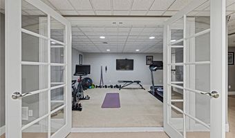 560 Club Dr, Aurora, OH 44202