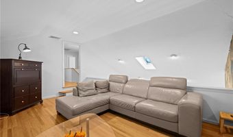 24 GREENWOOD Ln, Lincoln, RI 02865