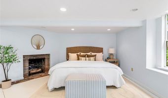 81 Mathewson Rd, Barrington, RI 02806