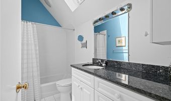 15 Hammersmith Rd #14, Newport, RI 02840