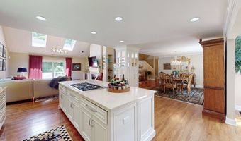 12 Lyndenwood Dr, Brookfield, CT 06804