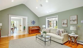 15 Sylvia Ln, Lincoln, RI 02865