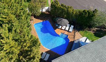 2 Crest Hollow Ln, Albertson, NY 11507