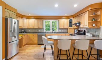 352 Log Cabin Rd, Arundel, ME 04046