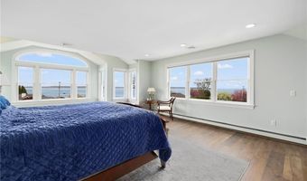 75 N Cliff Dr, Narragansett, RI 02882