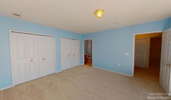 2767 S Knightsbridge Cir, Ann Arbor, MI 48105