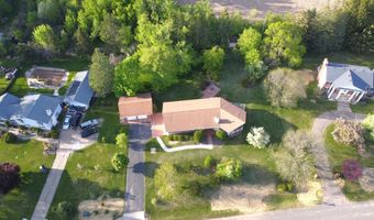 826 EASTVIEW Dr, Antigo, WI 54409