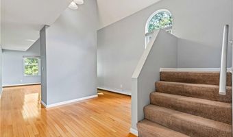 24 Smith St, Lincoln, RI 02865