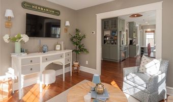 26 Vernon Ave, Newport, RI 02840