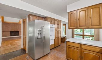 16 Meadowbrook Country Club Est, Ballwin, MO 63011