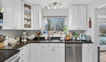 800 Whispering Village Cir, Ballwin, MO 63021