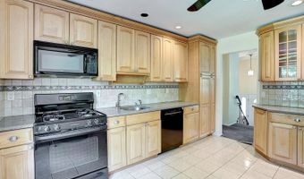 17 Twin Lakes Dr, Airmont, NY 10952